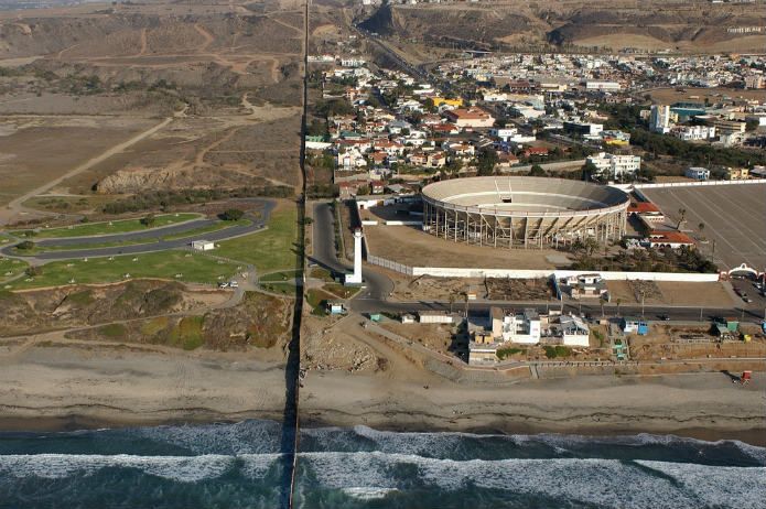 Presentan ocho prototipos del muro fronterizo