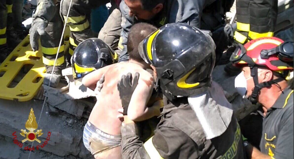 Rescatan a tres niños tras sismo en Italia - niño-rescate-italia