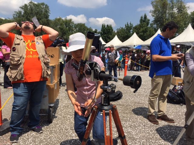 Observación del eclipse en la UNAM