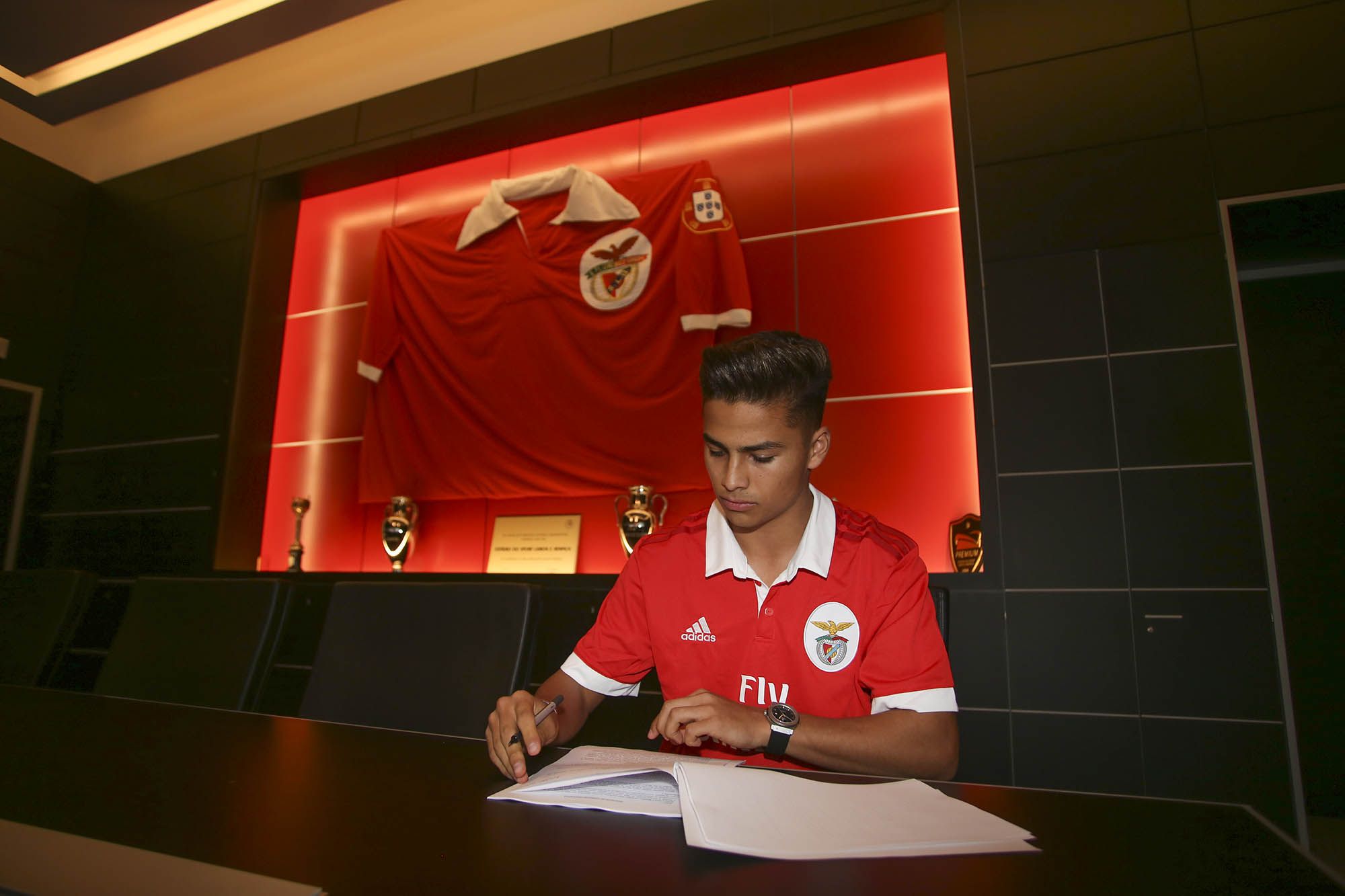 Benfica contrata a Paolo Medina