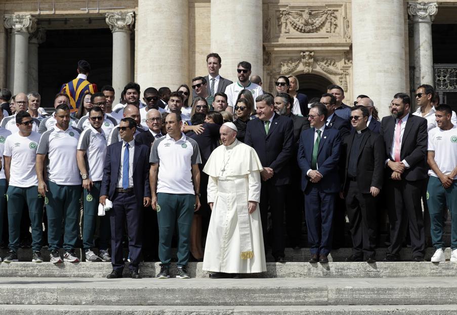 El papa Francisco bendice a delegación del Chapecoense - papa-francisco-chapecoense-3