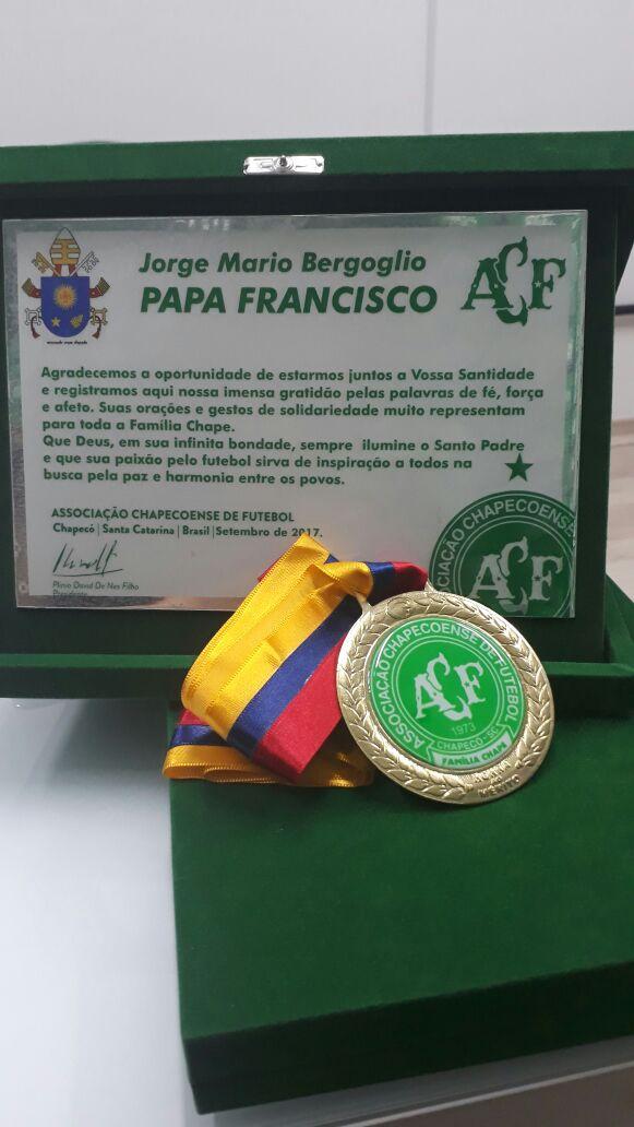 El papa Francisco bendice a delegación del Chapecoense - papa-francisco-chapecoense-4