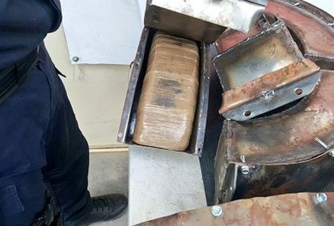 Detienen a sujeto que transportaba mariguana en las llantas - paquetes-puestos-disposicion-Ministerio-Publico_MILIMA20170822_0299_11