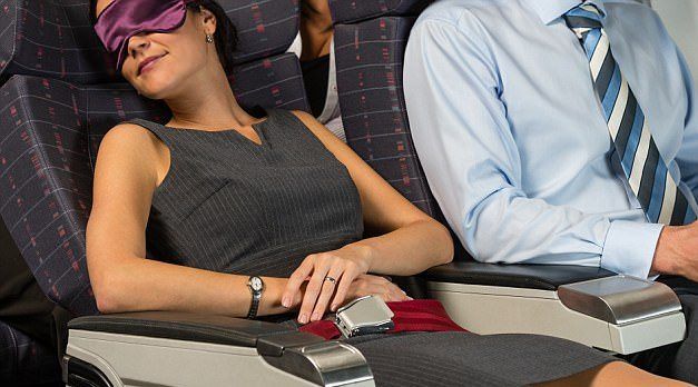 Aerolínea saudita prohíbe que viajeras expongan piernas o brazos - pasajera-saudia-e1502472395215