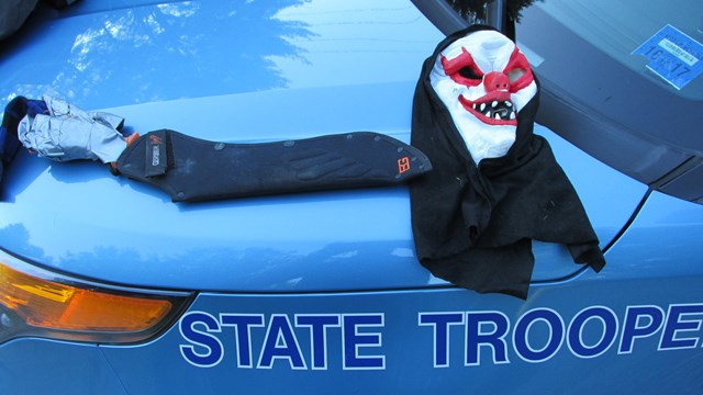 Detienen a hombre con máscara de payaso y armado con machete - payaso