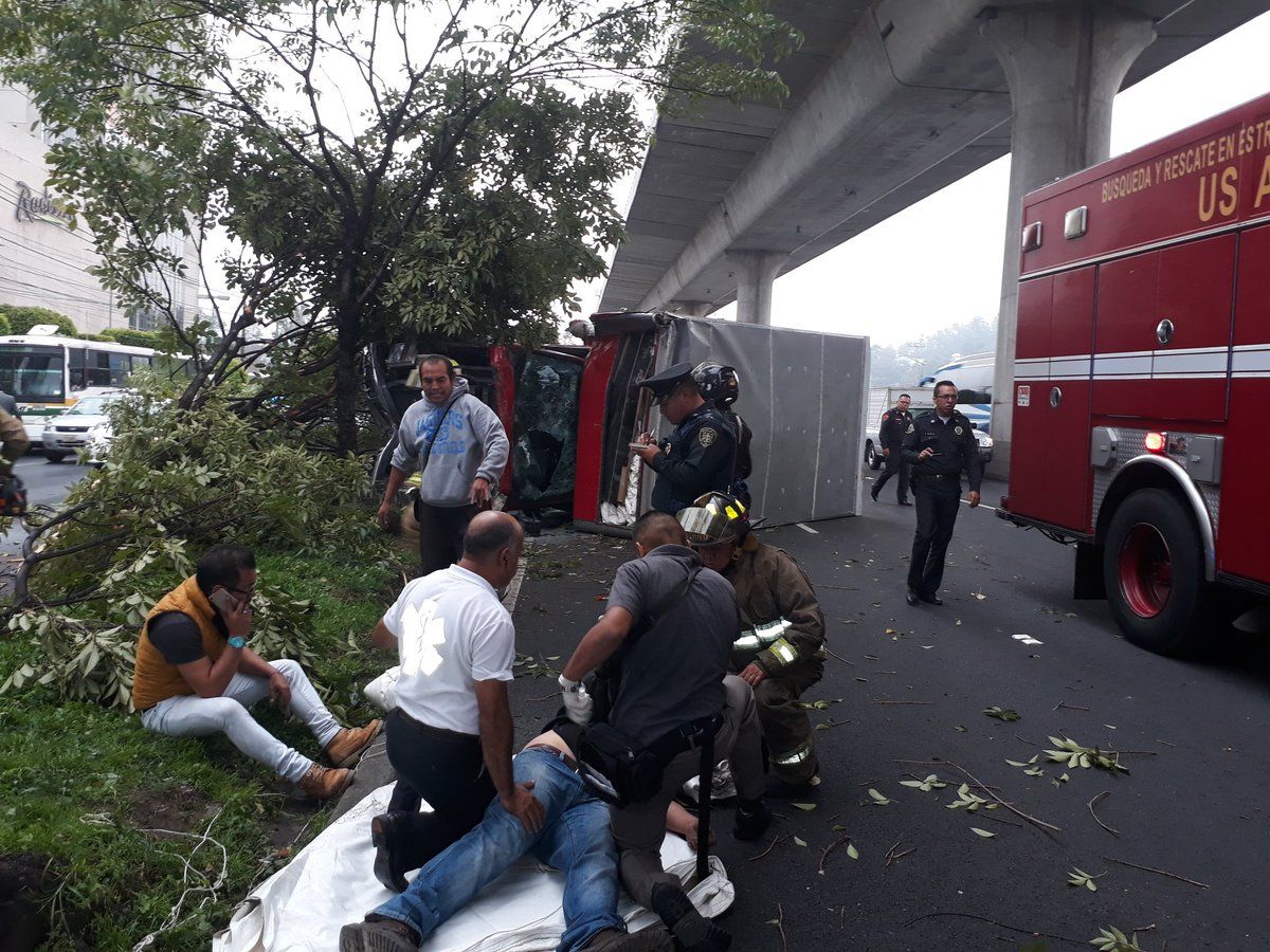 Vuelca camión en Periférico Sur - periferico-accidente-