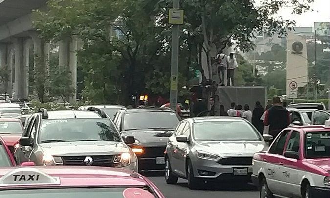 Vuelca camión en Periférico Sur