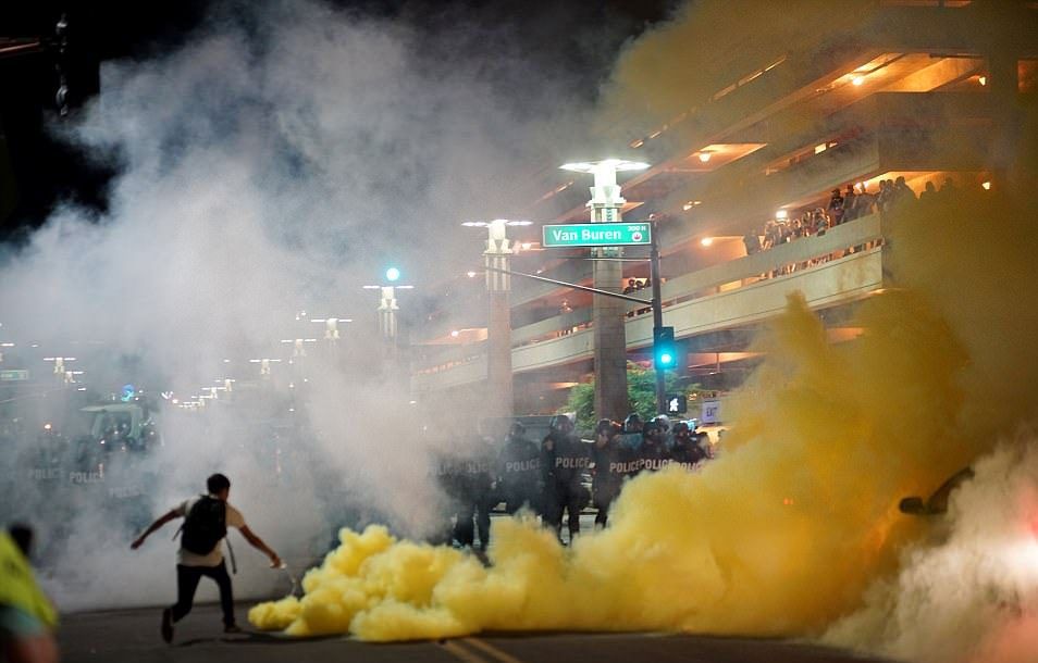 Manifestaciones contra Trump invaden Phoenix - phoenix-trump-e1503498068754