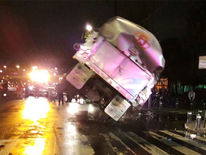 Pipa vuelca en Venustiano Carranza - pipa-3