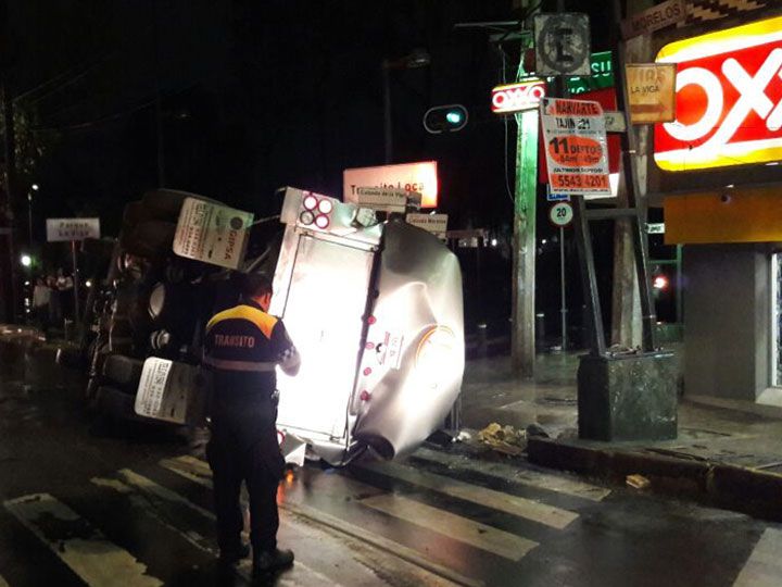 Pipa vuelca en Venustiano Carranza