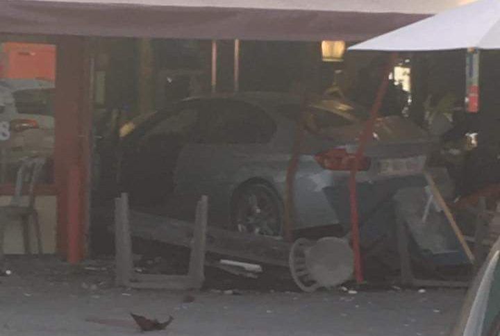 Muere niña de ocho años tras choque de auto en pizzería en Francia