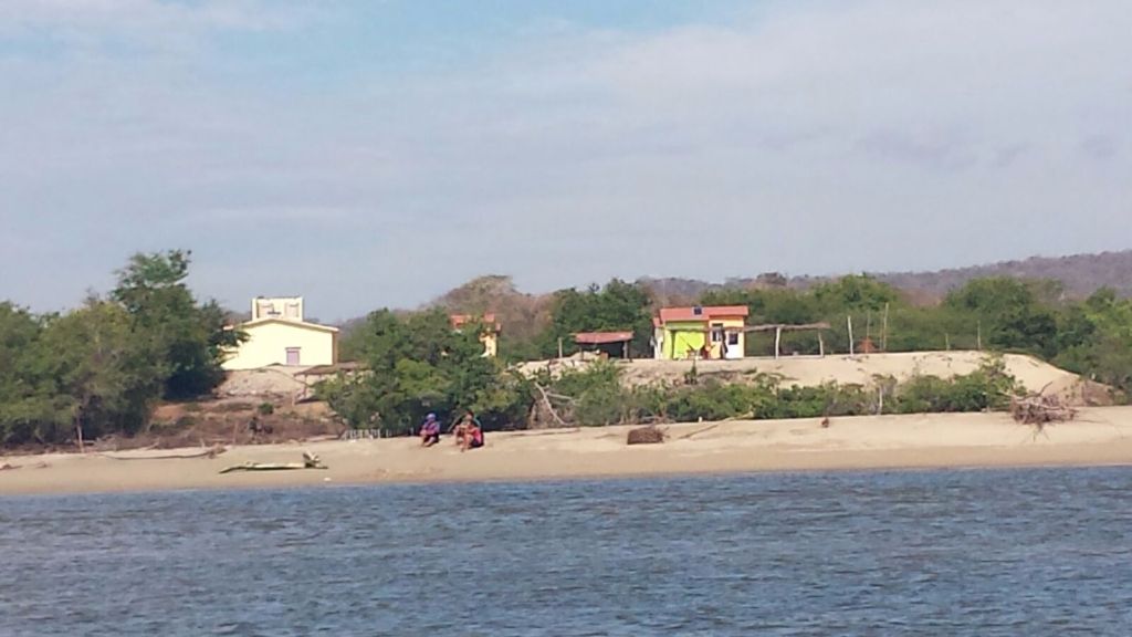 Hallan cadáver de joven desaparecido en playa de Oaxaca