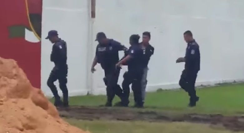 #Video Mujer policía golpea a sujeto detenido en Las Choapas