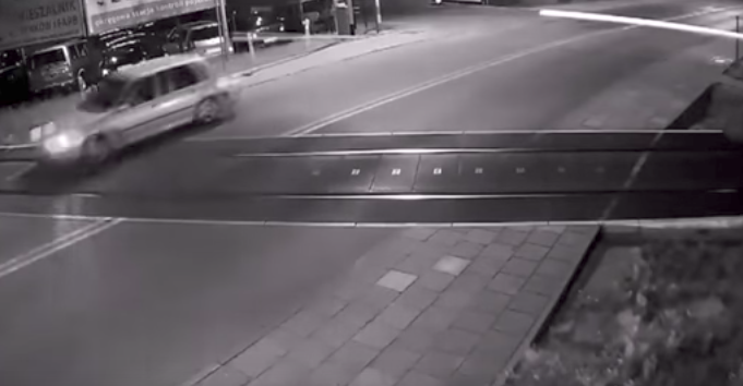 #Video Se salva de ser arrollado por tren en Polonia