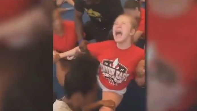 #Video Entrenador obliga a porrista a realizar ‘split’