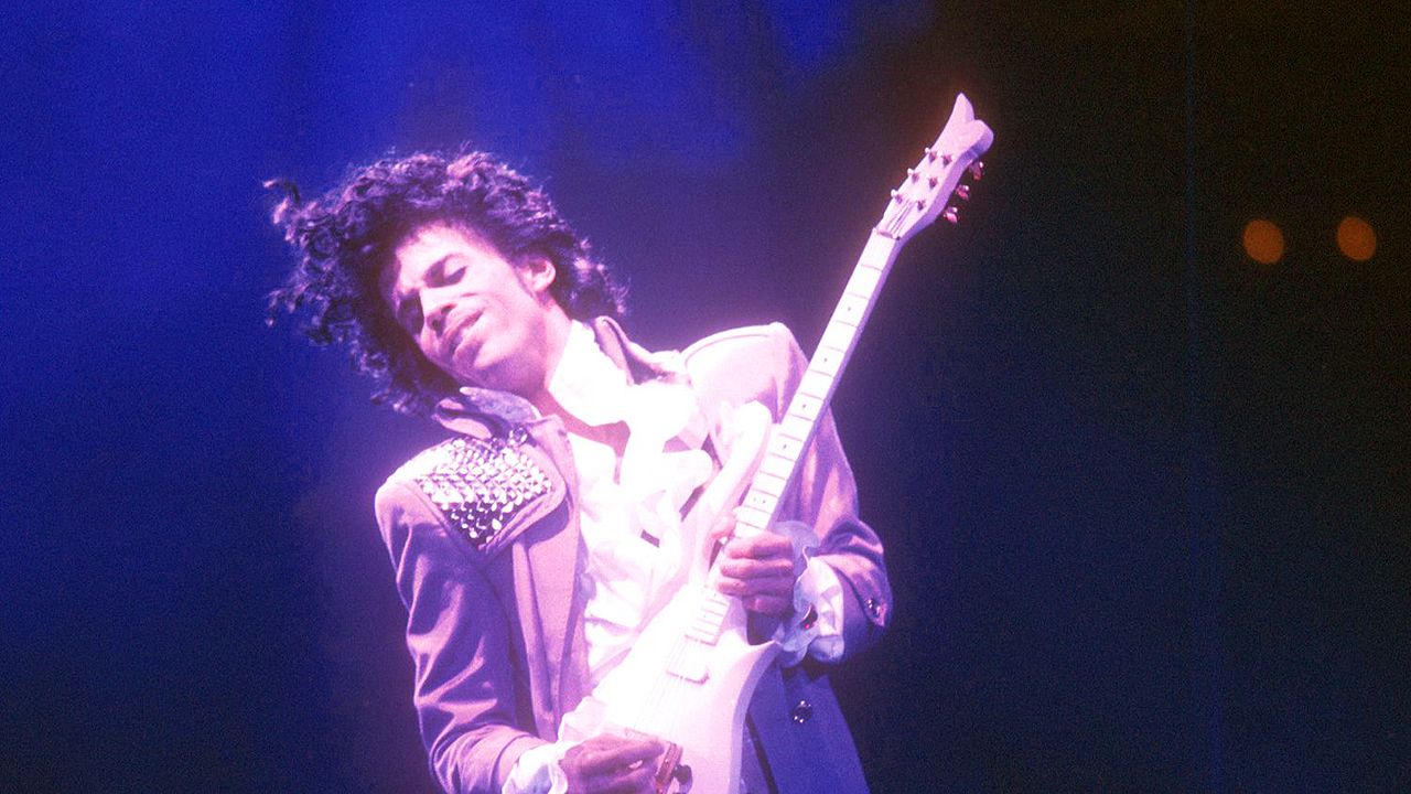 Crean tono de morado en honor a Prince