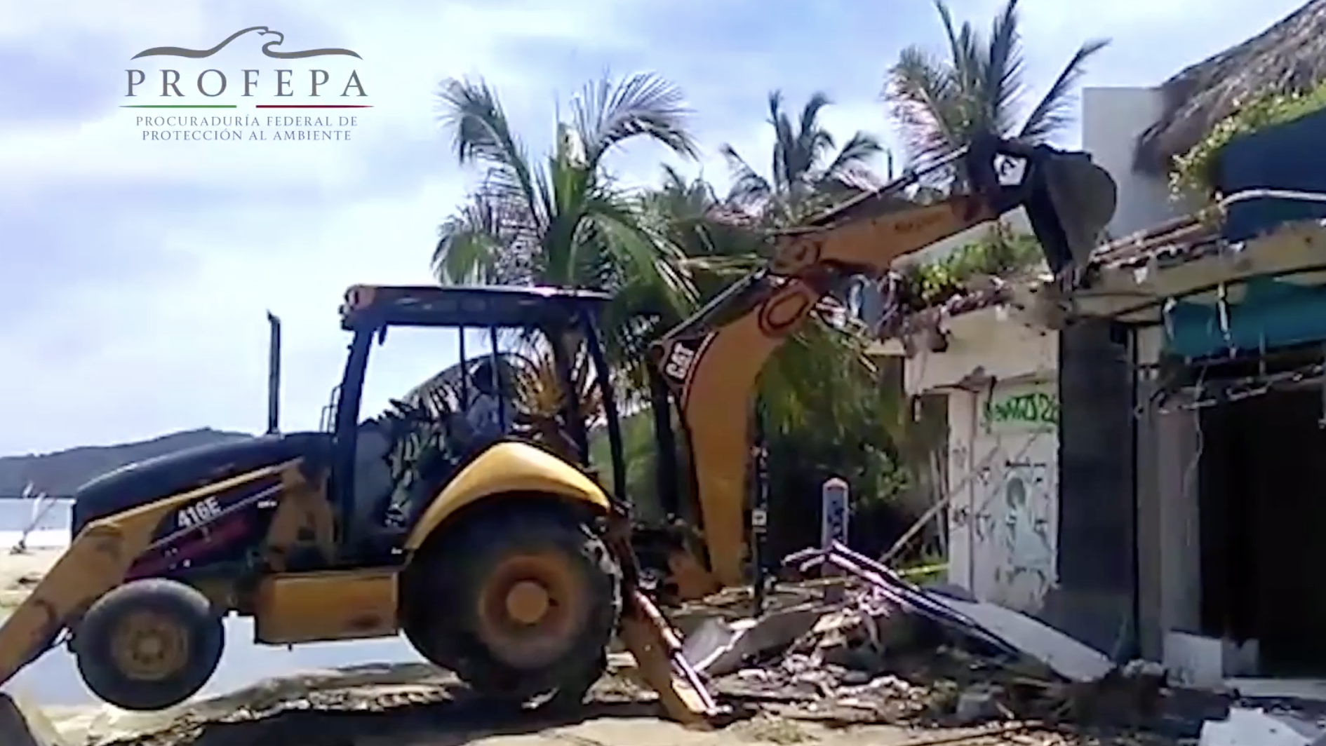 #Video PROFEPA demuele OXXO en playa Sayulita