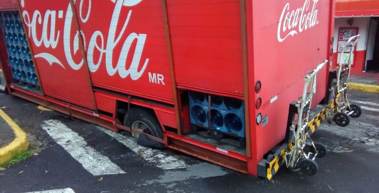 Camión cae en socavón en Veracruz