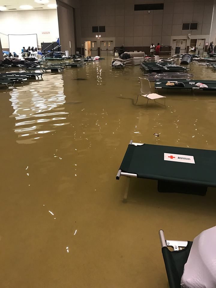Albergue para damnificados se inunda en Texas - refugio-inundado-