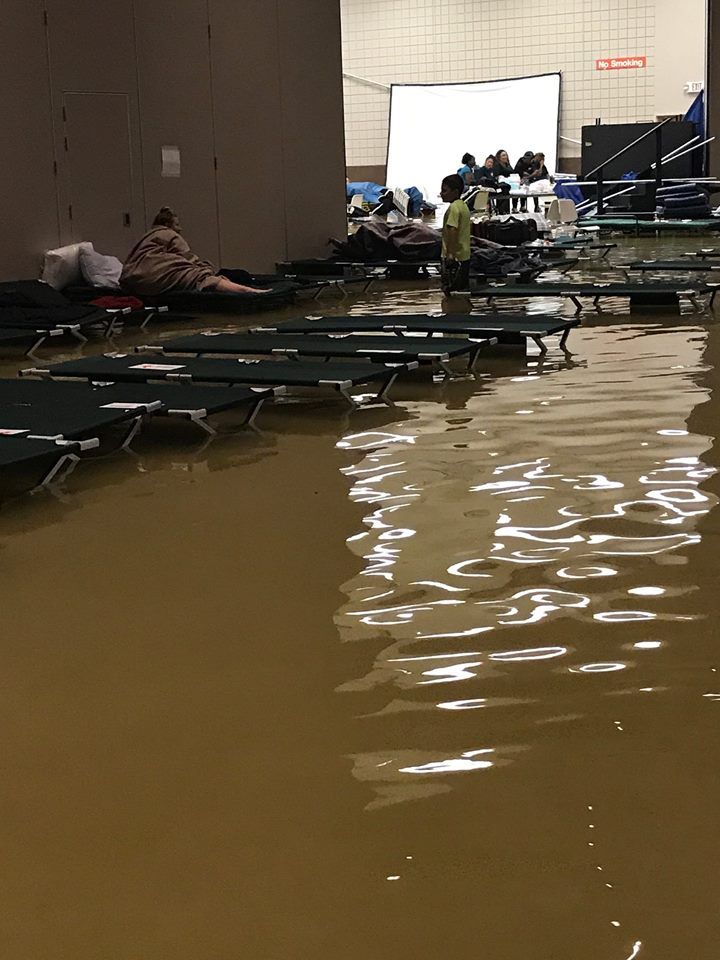 Albergue para damnificados se inunda en Texas - refugio-inundado-2
