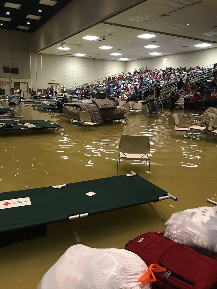 Albergue para damnificados se inunda en Texas - refugio-inundado-3
