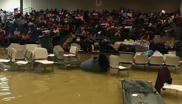 Albergue para damnificados se inunda en Texas