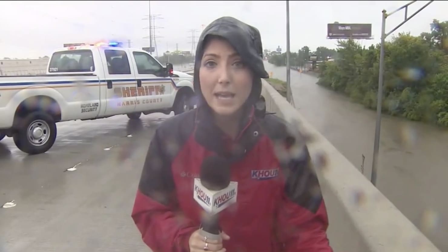 #Video Reportera ayuda a salvar a hombre de inundación en Houston