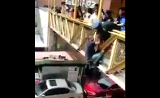 #Video Policías frustran suicidio de joven en el Metro Los Reyes