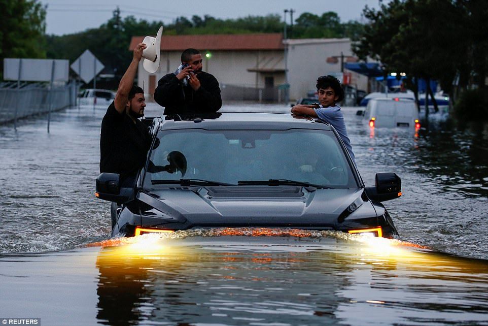 #Galería Houston bajo el agua tras paso de Harvey - reut-f3-4r