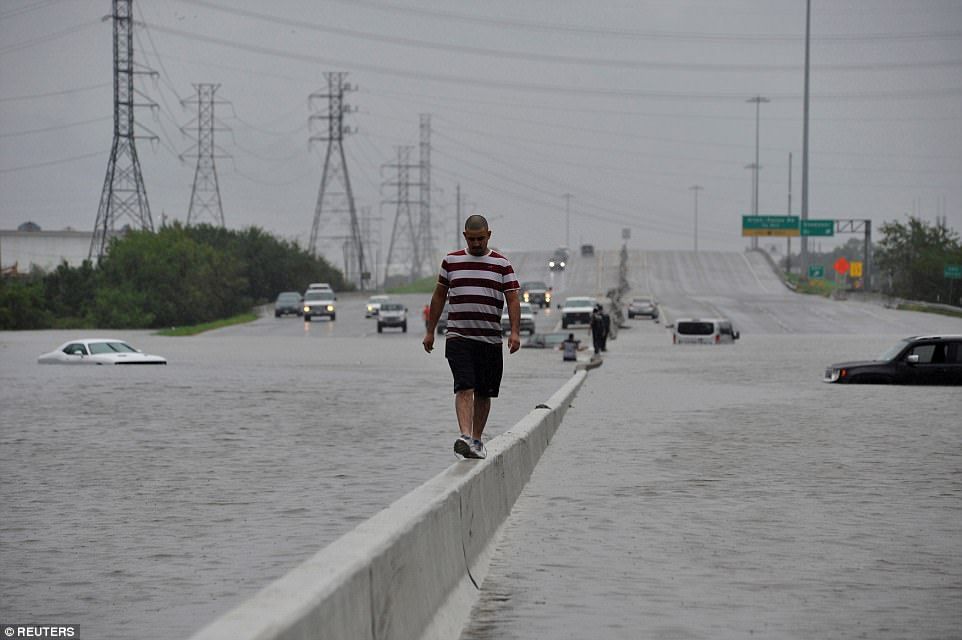 #Galería Houston bajo el agua tras paso de Harvey - reuter-sasfr