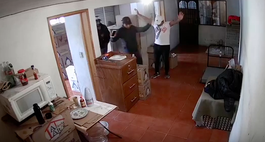 Detienen a dos implicados en robo a tienda de huevo en Toluca