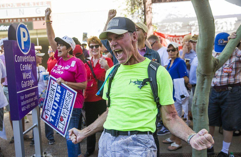 Manifestaciones contra Trump invaden Phoenix - seguidor-trump-e1503498231358