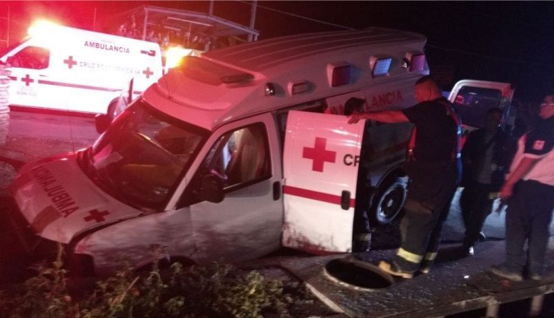Ambulancia con mujer embarazada cae a socavón en Hermosillo - socavon-ambulancia