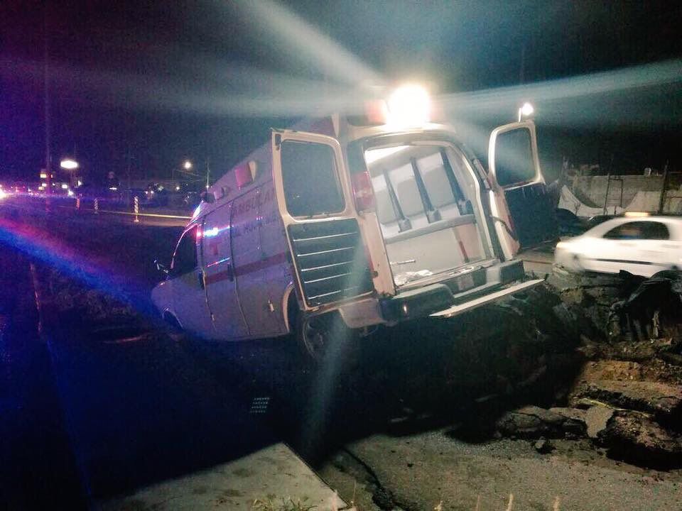 Ambulancia con mujer embarazada cae a socavón en Hermosillo