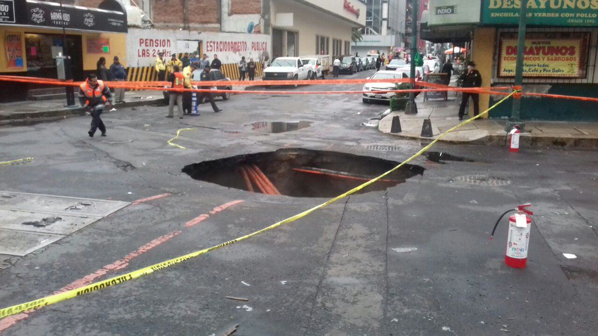 Socavones son por tuberías viejas: Ramón Aguirre