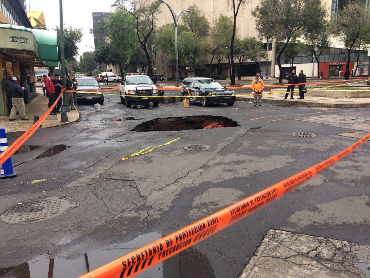 Se forma socavón en la delegación Cuauhtémoc Se forma socavón en la delegación Cuauhtémoc