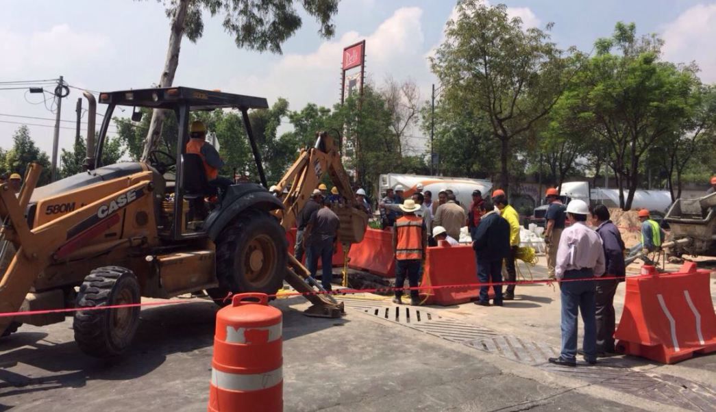 Socavón forza cierre de Eje 5 Sur