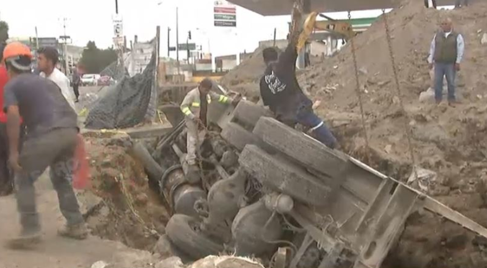 Vuelca camión de carga por socavón en Eje 10 Sur
