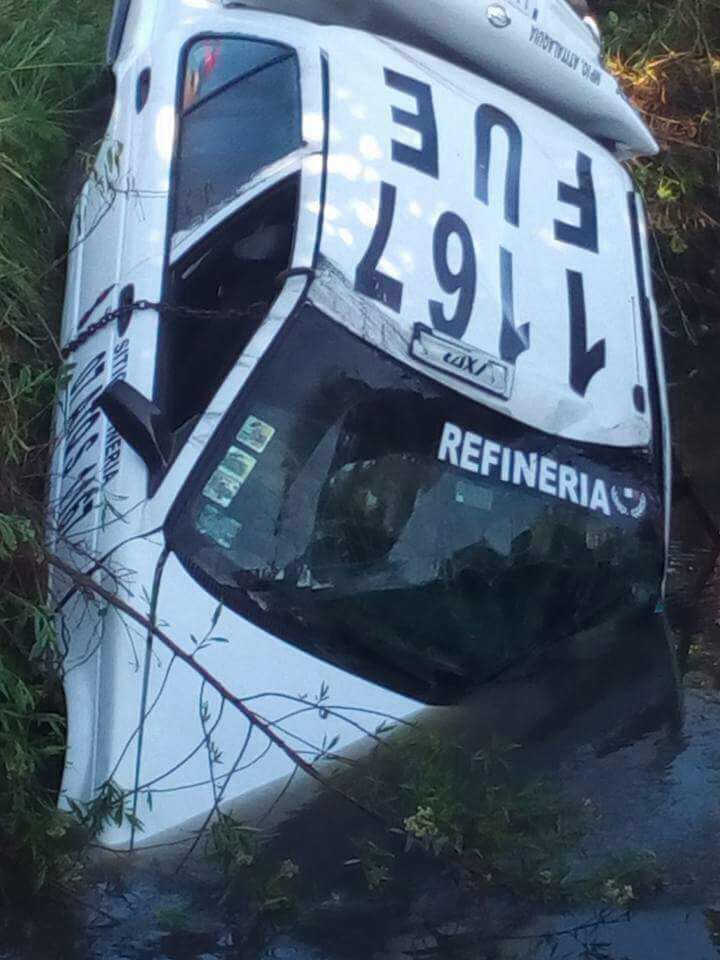 Mueren seis personas en Hidalgo tras caer taxi a canal de aguas negras - taxi-aguas-negras-hidalgo