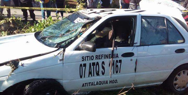 Mueren seis personas en Hidalgo tras caer taxi a canal de aguas negras