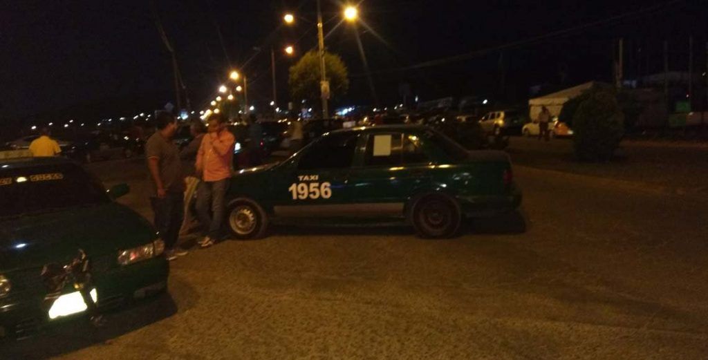 Taxistas se enfrentan a conductores de Uber en SLP - taxis-slp-1024x521