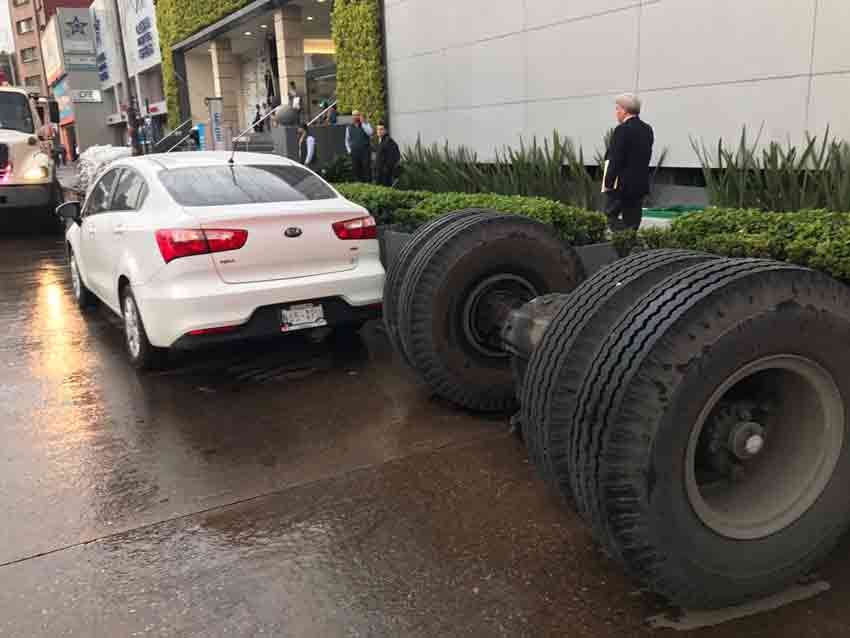 Torton impacta contra auto tras perder la llantas en Circuito Interior - torton-2