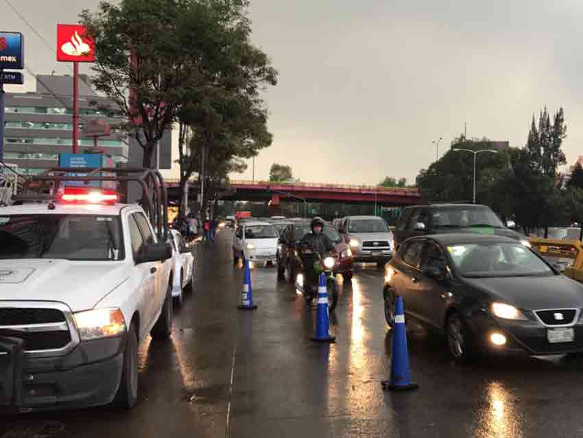 Torton impacta contra auto tras perder la llantas en Circuito Interior - torton-4