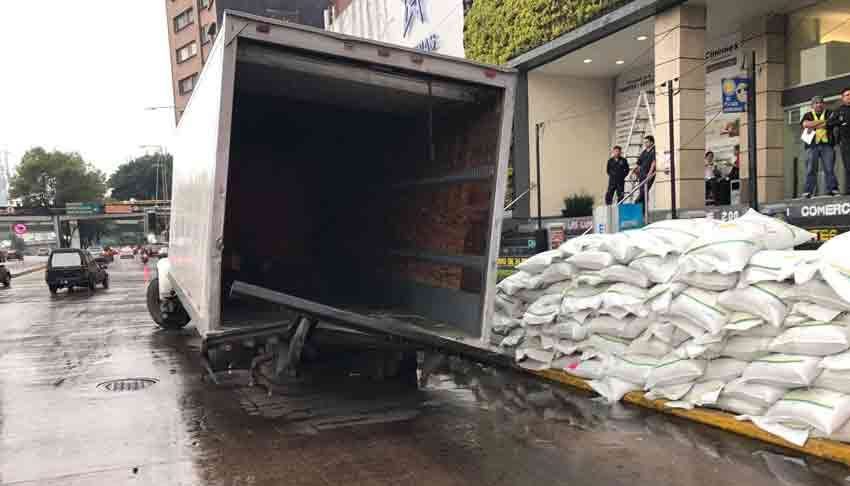 Torton impacta contra auto tras perder la llantas en Circuito Interior