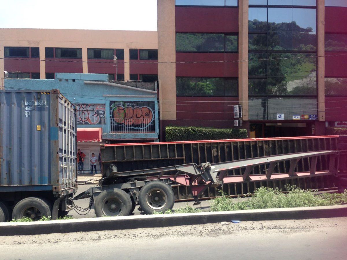 Vuelca tráiler en Calzada Zaragoza