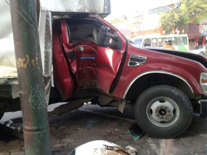 Choca tráiler contra gimnasio al aire libre en Iztapalapa - trailer-2-1