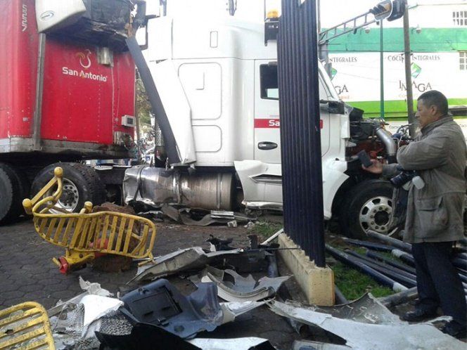 Choca tráiler contra gimnasio al aire libre en Iztapalapa