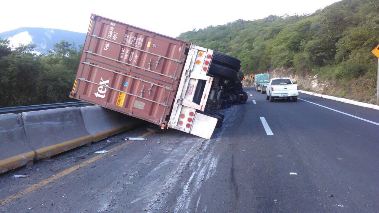 Vuelca tráiler en la Colima-Tecomán