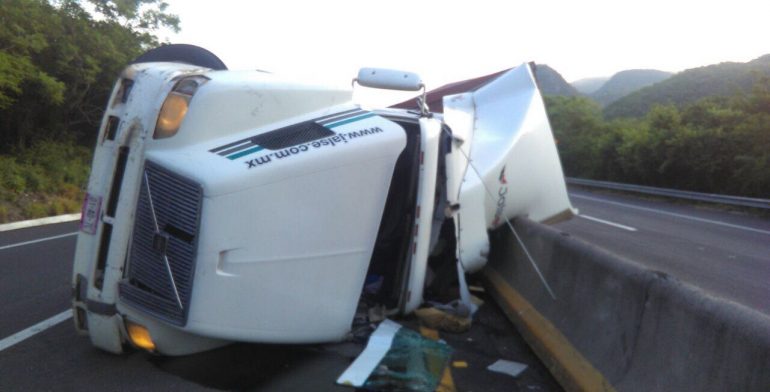 Vuelca tráiler en la Colima-Tecomán - trailer-colima1