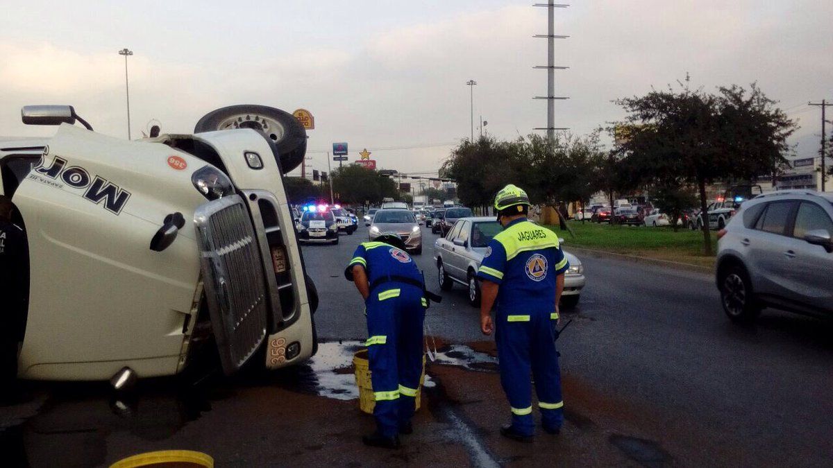 Tráiler vuelca en Santa Catarina tras persecución